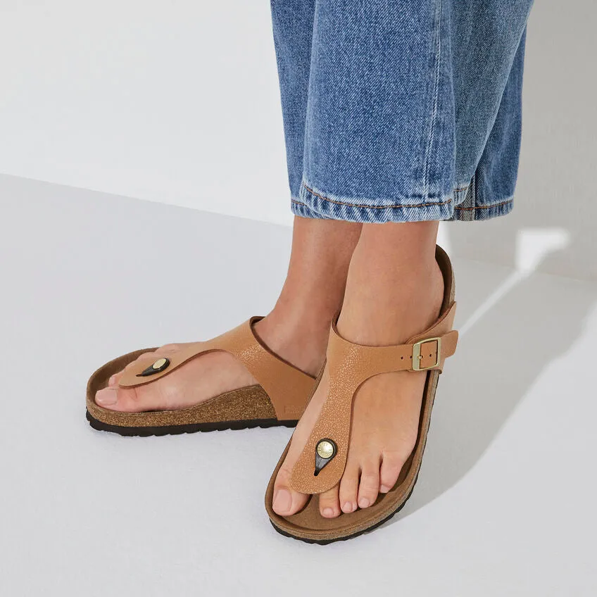 BIRKENSTOCK GIZEH VENGAN REGULAR FIT IN PECAN