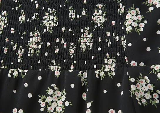 FIGURE-SHOWING FLORAL DRESS